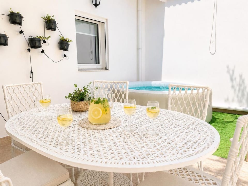 Patio, Food and drinks, Seating area, Dining area, Drinks