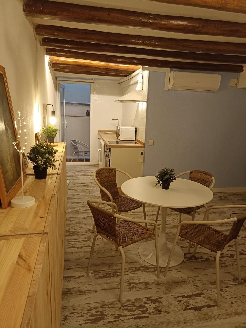 Kitchen or kitchenette, Dining area