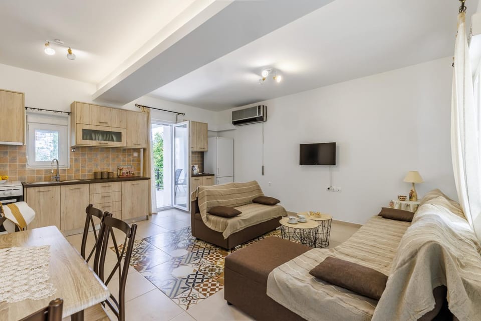 Kitchen or kitchenette, Seating area, Dining area