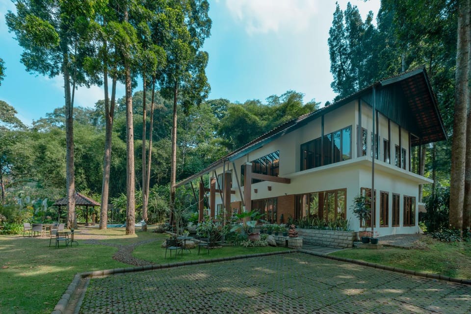 Property building, Day, Natural landscape, Garden, Garden view