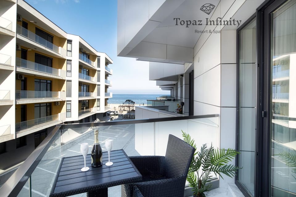 Property building, Balcony/Terrace, Dining area, Sea view