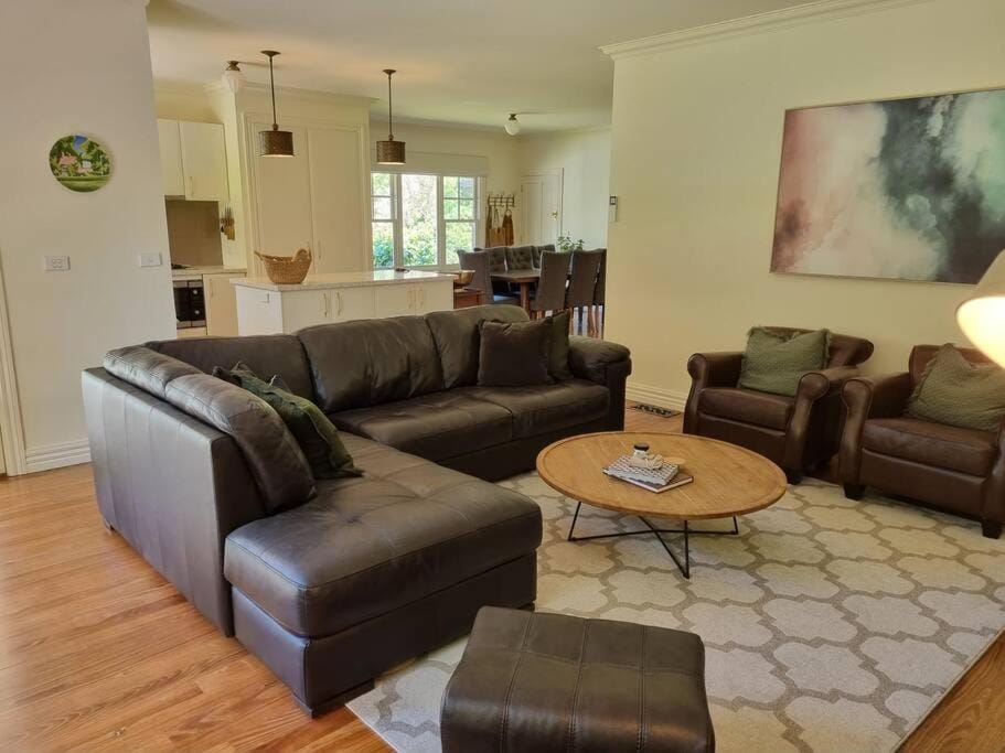 Noonan House, 5 bedrooms. Hop & skip to town House in Woodend