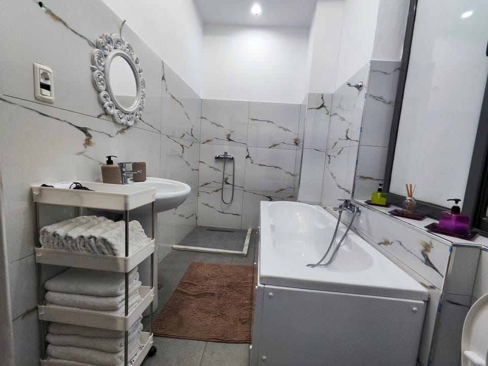 Shower, Toilet, Bathroom, Bath, towels, towels