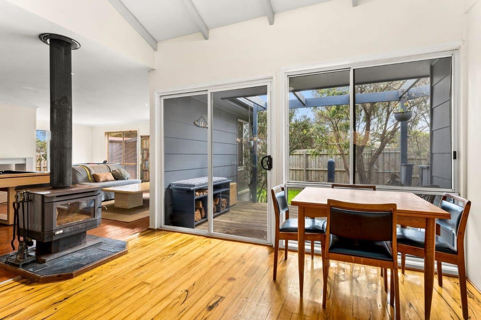 Calm 3922 House in Victoria