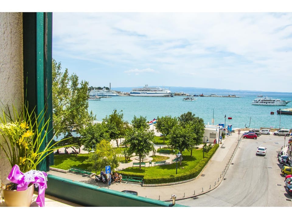 Neighbourhood, Activities, Sea view, Area and facilities, Supermarket/grocery shop