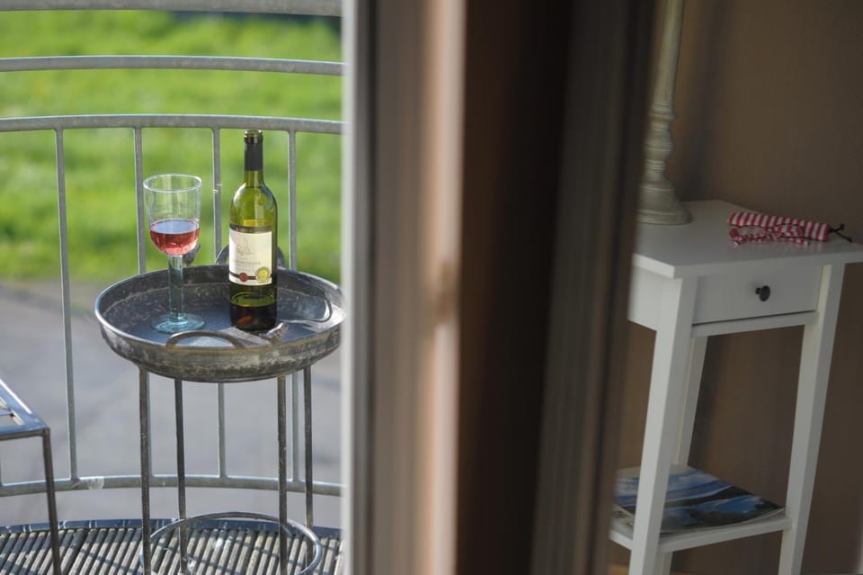 Facade/entrance, Balcony/Terrace