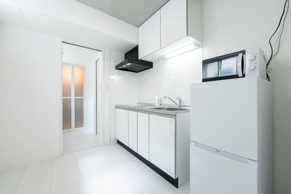 Kitchen or kitchenette, minibar