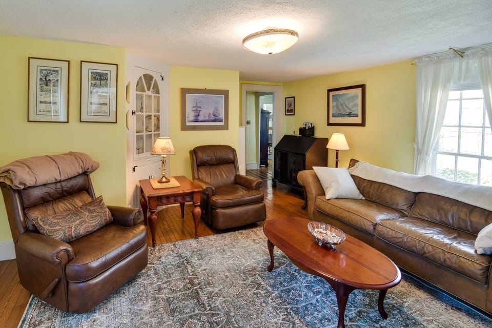 Historic Warren Vacation Rental: Walk to Beaches! Apartment in Warren