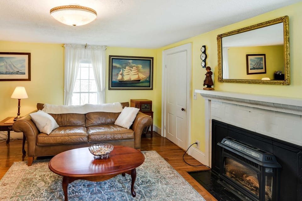 Historic Warren Vacation Rental: Walk to Beaches! Apartment in Warren