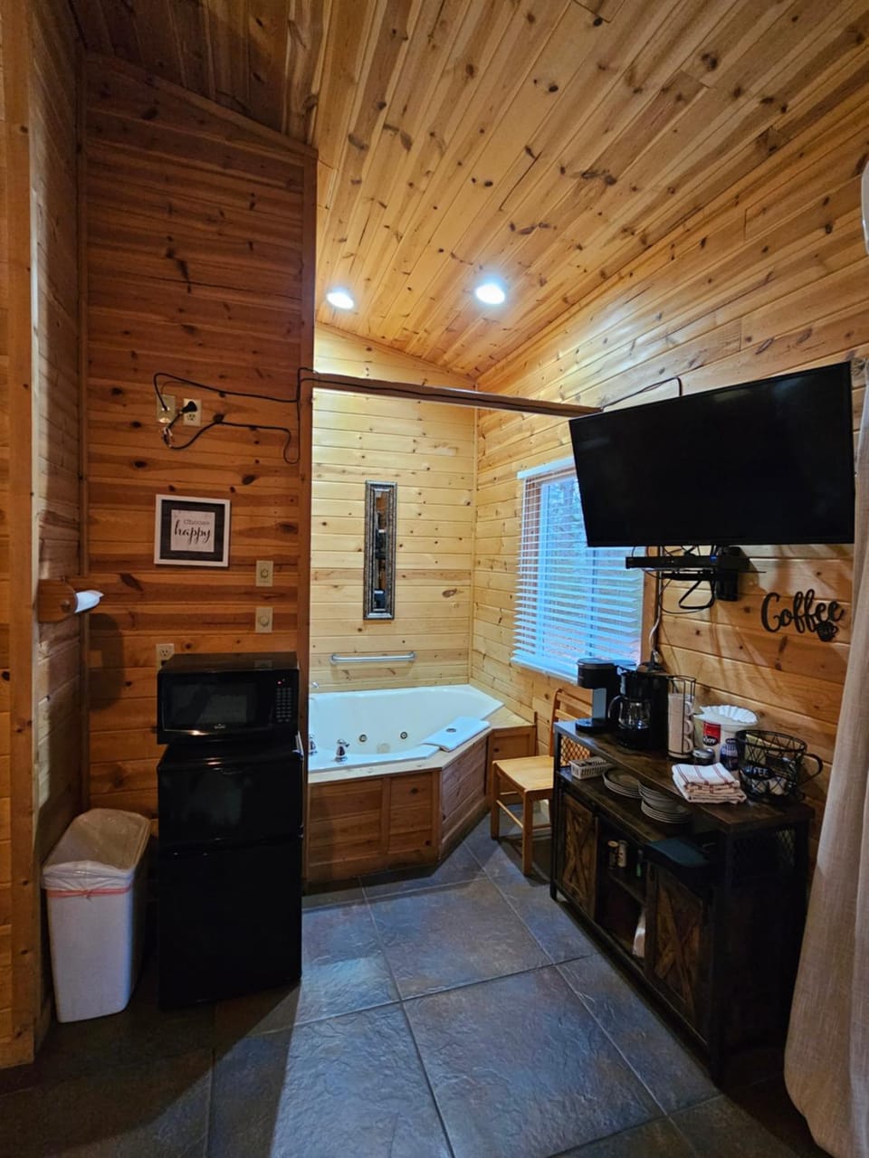 Near Beaver Lake, King BedJetted TubFire Pit #5 Apartment in Arkansas