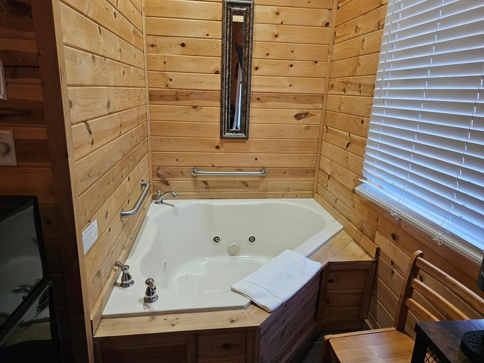 Near Beaver Lake, King BedJetted TubFire Pit #5 Apartment in Arkansas