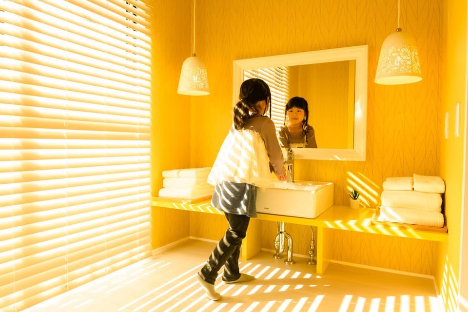 Photo of the whole room, children