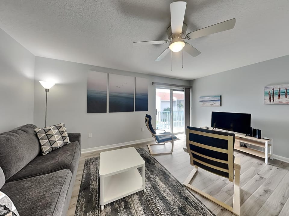 TV and multimedia, Balcony/Terrace, Living room, Seating area, furniture