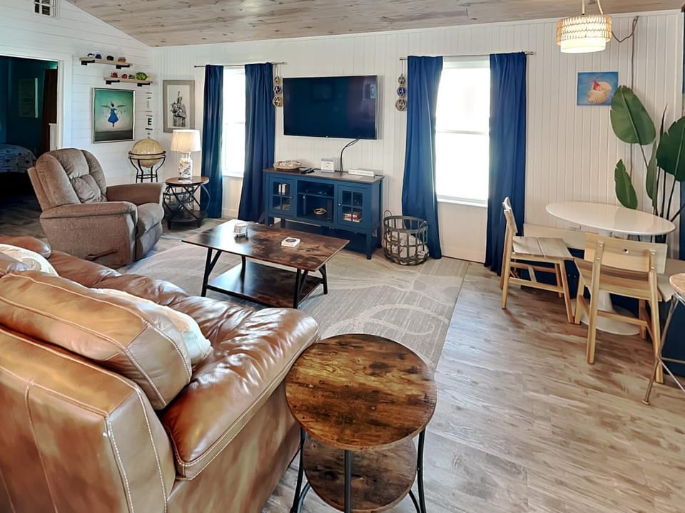 TV and multimedia, Living room, Seating area, furniture