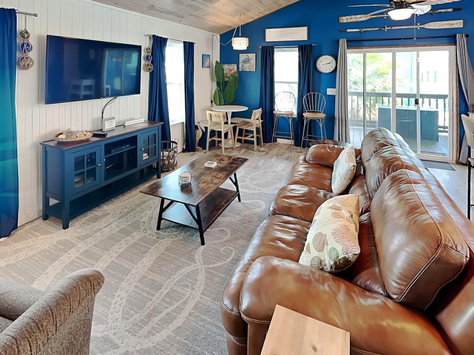 TV and multimedia, Balcony/Terrace, Living room, Seating area, Dining area, furniture