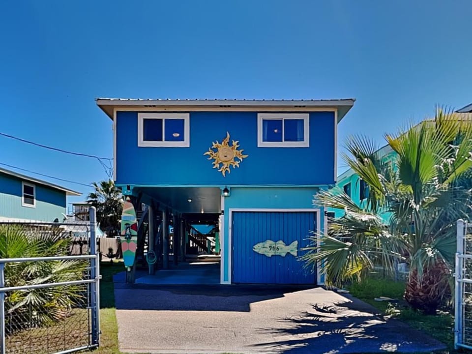 Property building, Facade/entrance, Neighbourhood, Parking
