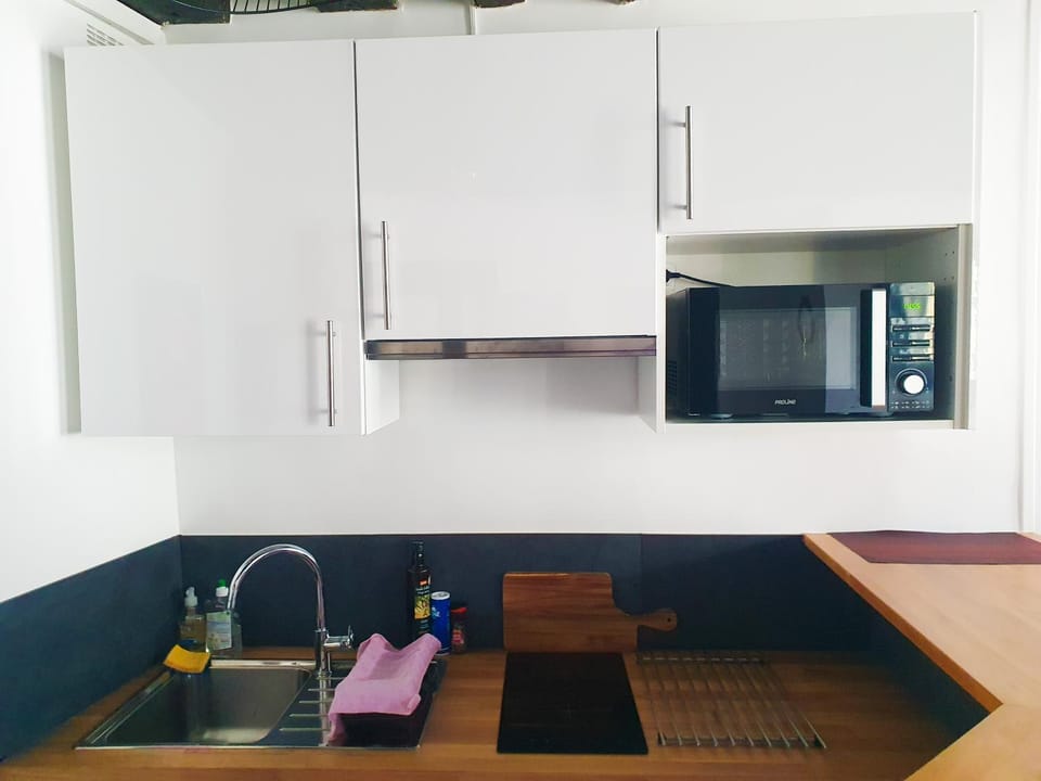Kitchen or kitchenette, minibar, stove