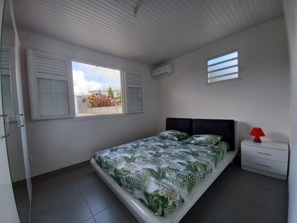 Bed, Photo of the whole room, Bedroom, air conditioner
