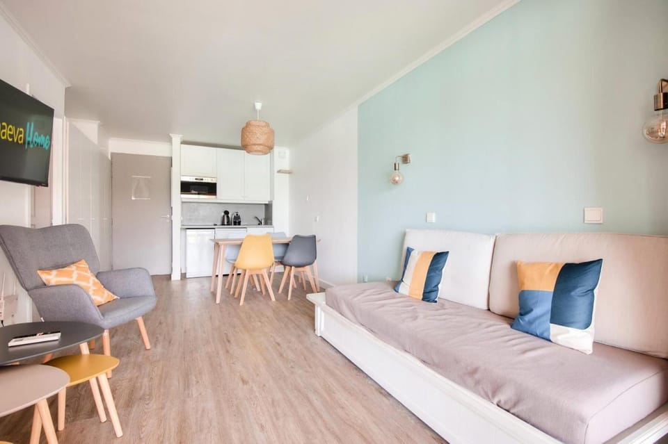 Bed, Living room