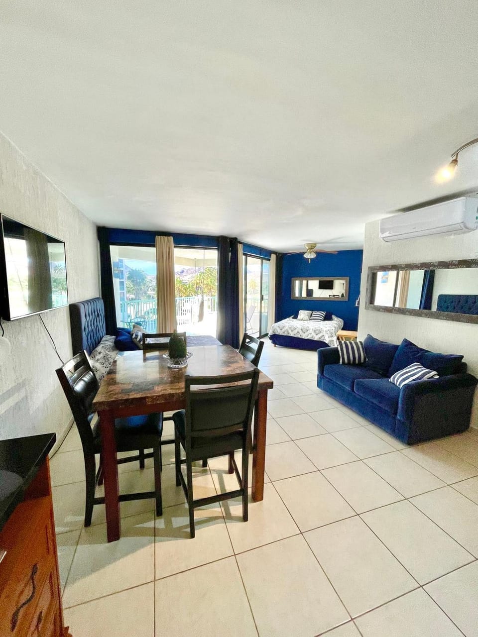 Living room, Photo of the whole room, Seating area, Dining area