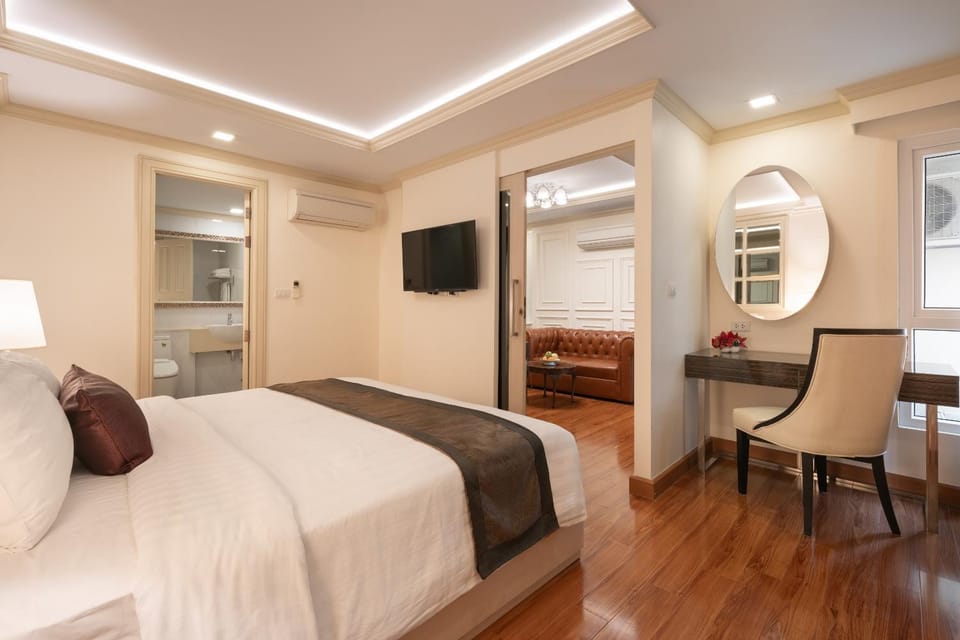 Bed, TV and multimedia, Seating area, Bedroom, wardrobe, air conditioner