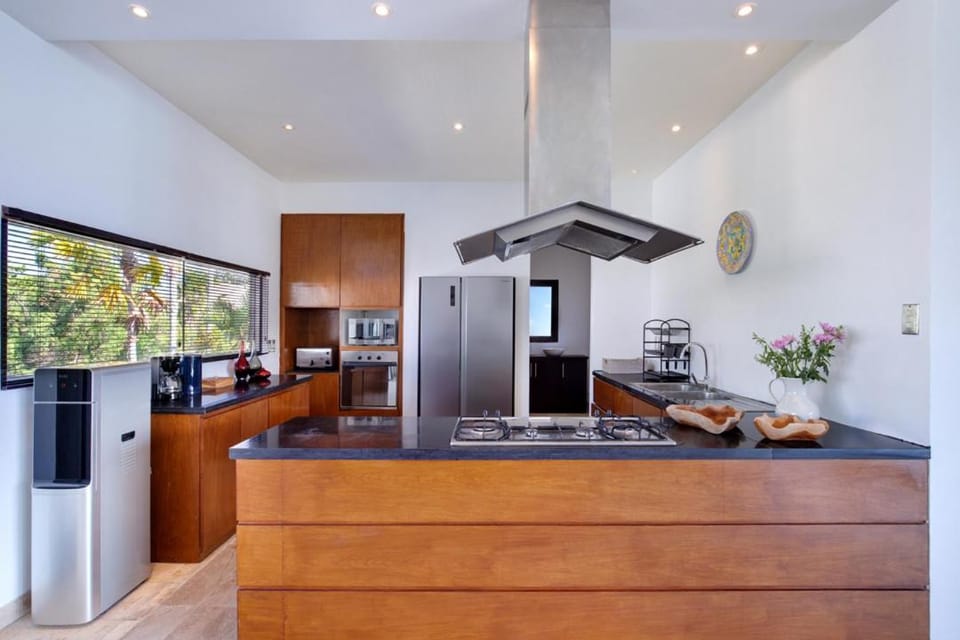 Kitchen or kitchenette, microwave, stove