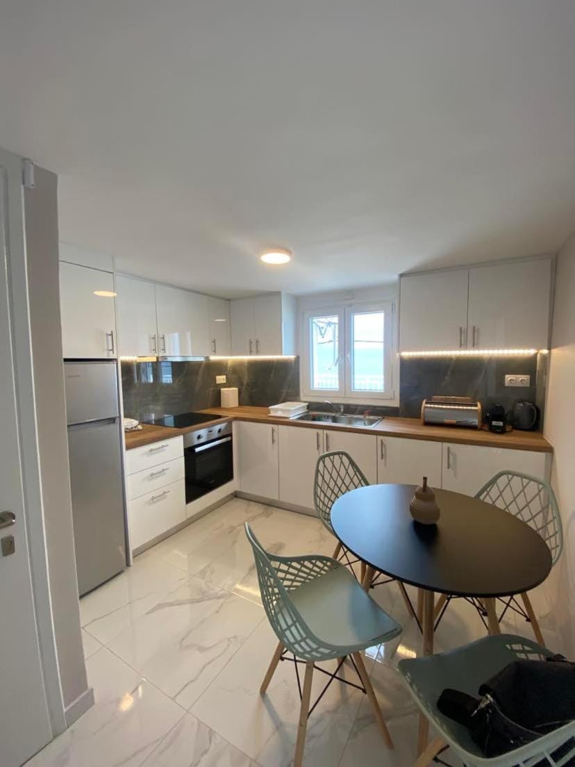 Kitchen or kitchenette, Dining area, pet friendly
