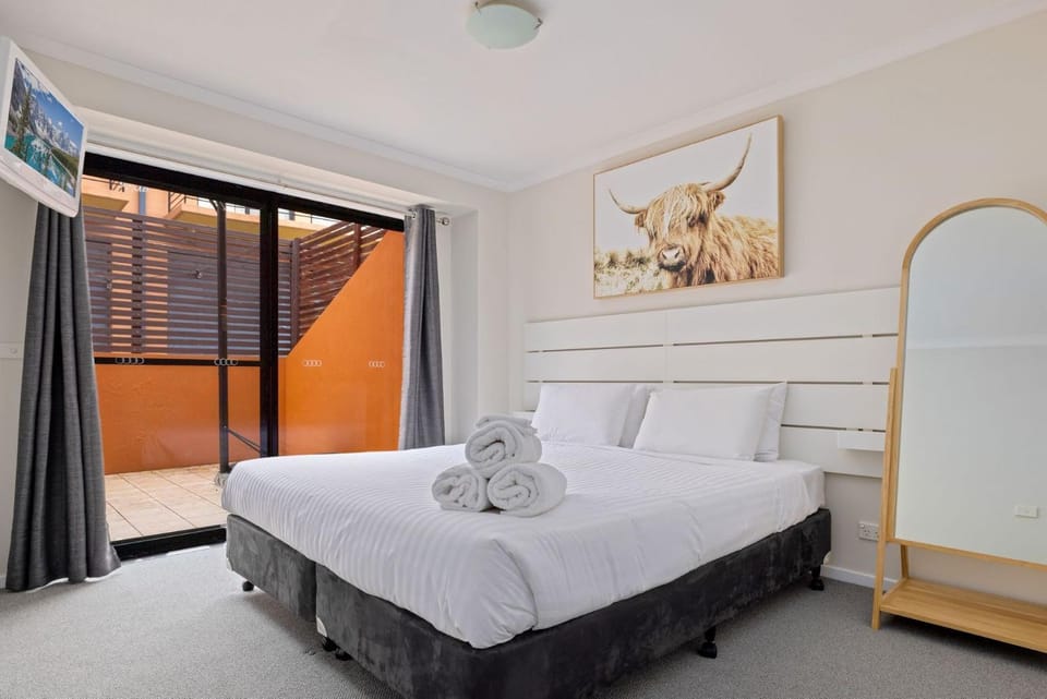Bed, Bedroom, towels