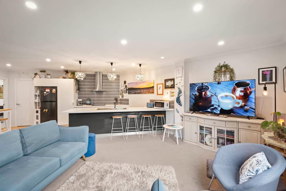 Communal lounge/ TV room, TV and multimedia, Kitchen or kitchenette, Living room, Seating area, Dining area, Evening entertainment, minibar, pet friendly