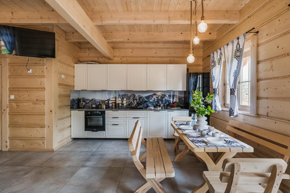 TV and multimedia, Kitchen or kitchenette, Decorative detail, Dining area, Area and facilities, dishwasher, microwave, pet friendly, stove, wardrobe