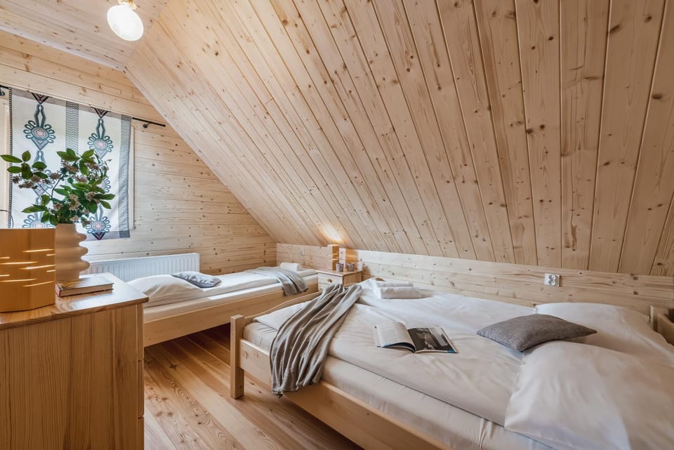 Bed, View (from property/room), Photo of the whole room, Decorative detail, Bedroom, Garden view, Area and facilities, locker, microwave, towels, wardrobe