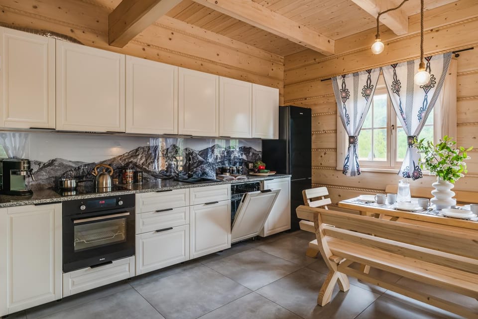 Coffee/tea facilities, Kitchen or kitchenette, Dining area, dishwasher, minibar, stove, wardrobe