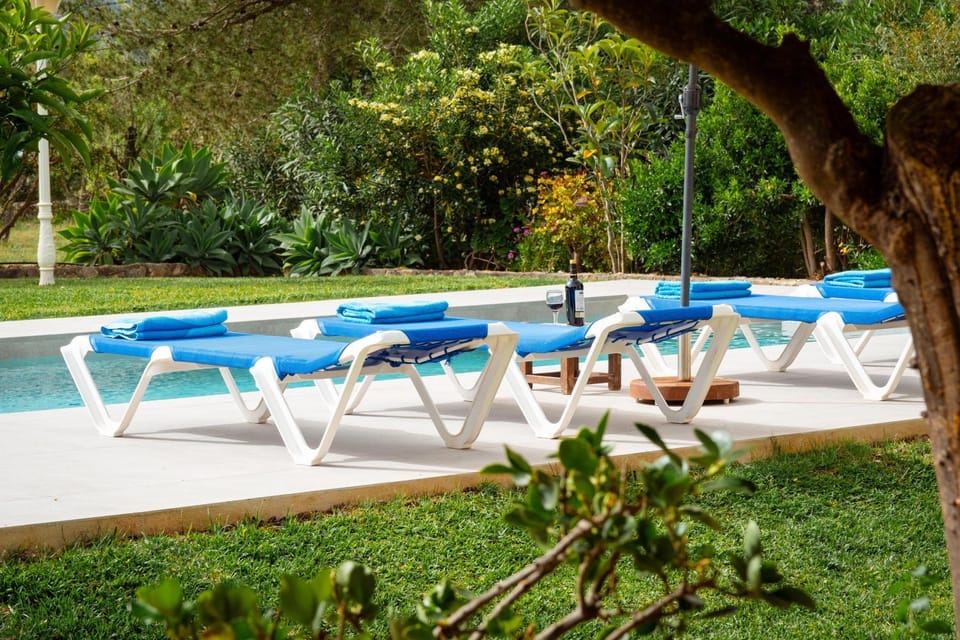 Swimming pool, sunbed