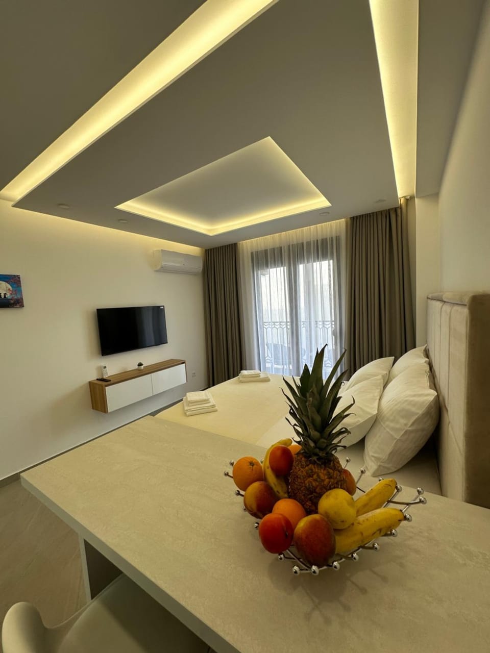 Bed, TV and multimedia, Photo of the whole room