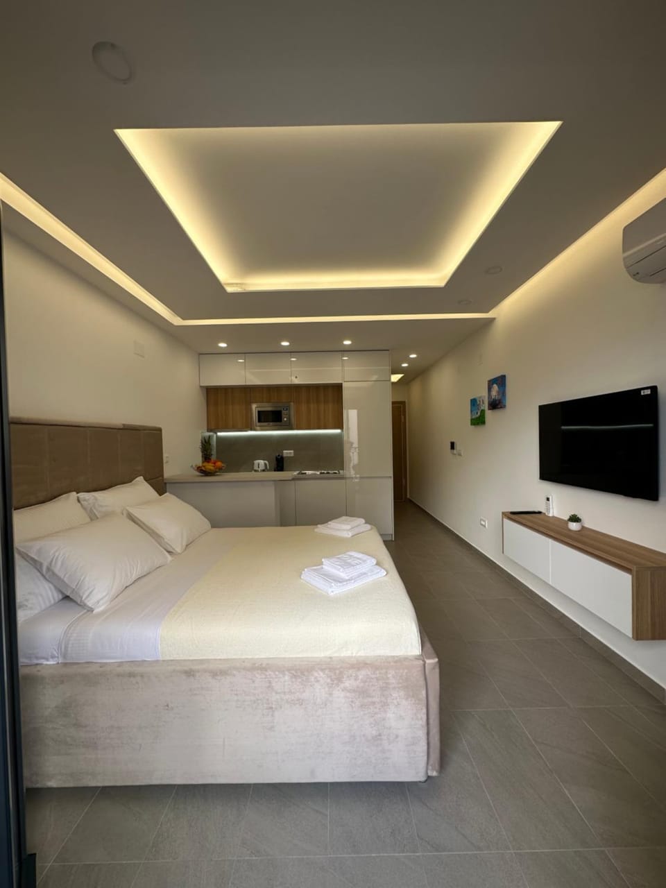 Bed, TV and multimedia, Photo of the whole room