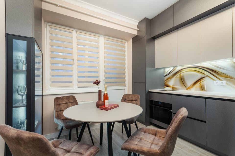 Kitchen or kitchenette, Dining area