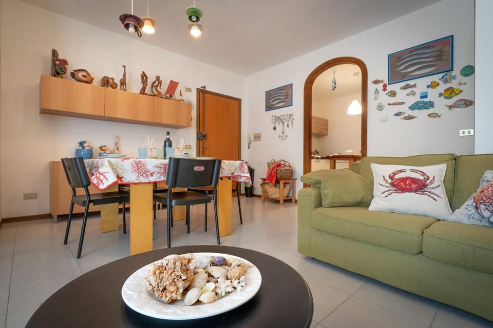 Living room, Food and drinks, Seating area, Dining area, Food