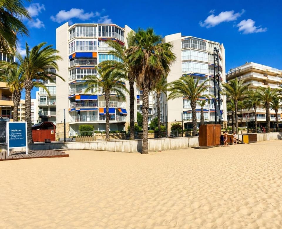 Beachfront Salou apartment with sea view Apartment in Salou