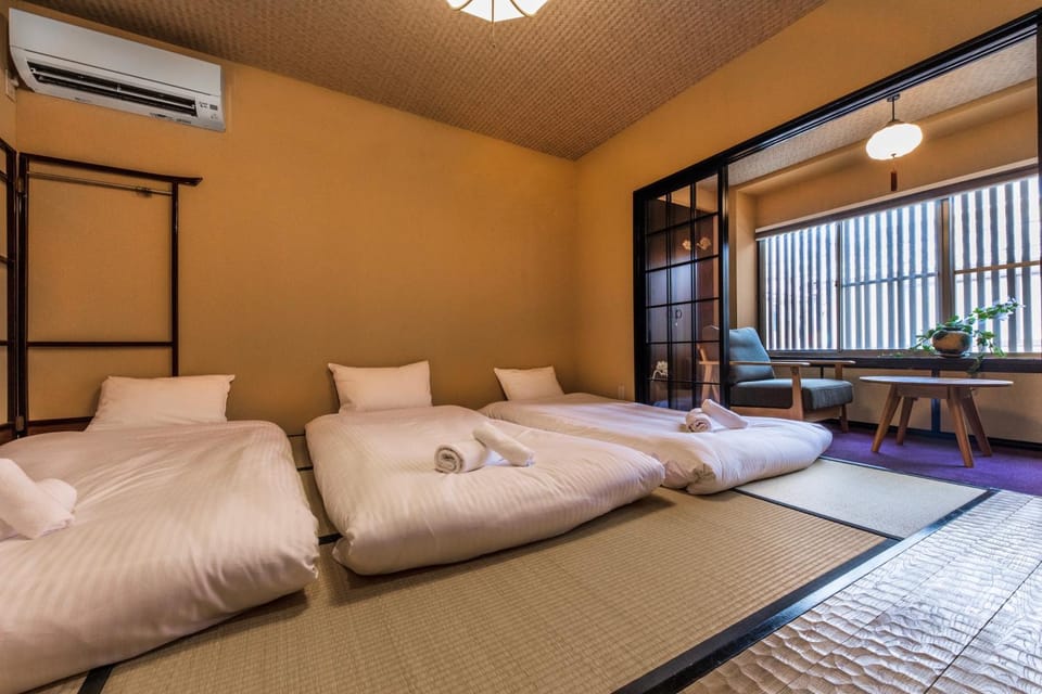Bed, Seating area, Bedroom
