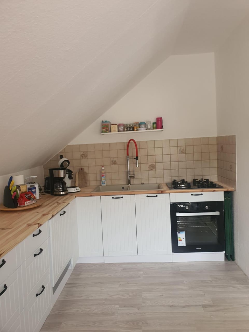 Coffee/tea facilities, Kitchen or kitchenette, dishwasher, stove, toaster
