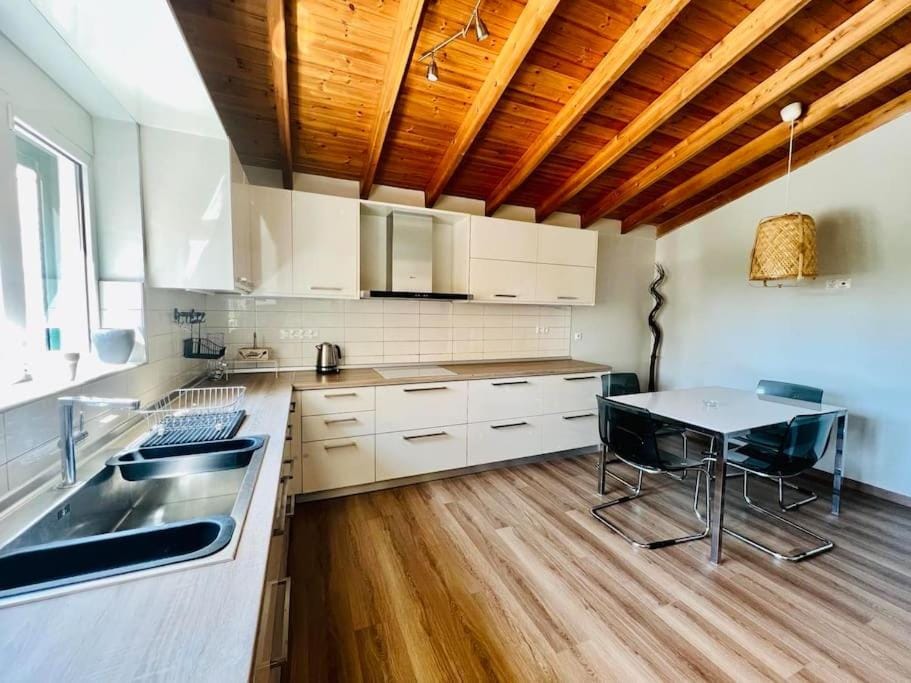 Kitchen or kitchenette, Dining area, pet friendly, stove