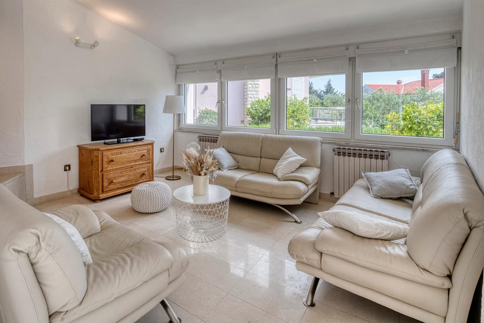 TV and multimedia, Living room, Seating area, Evening entertainment