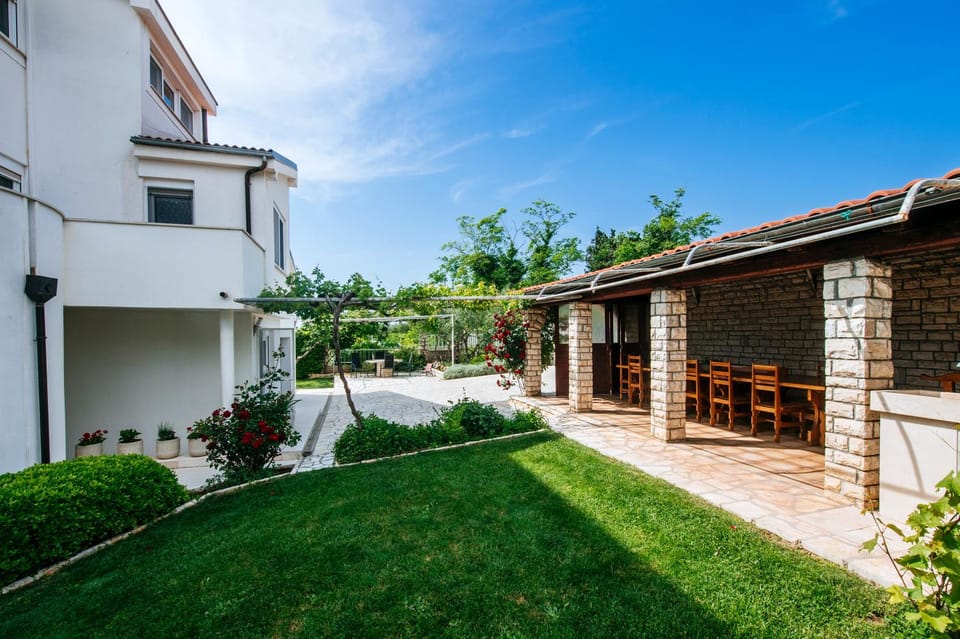 Property building, Patio, Day, Garden