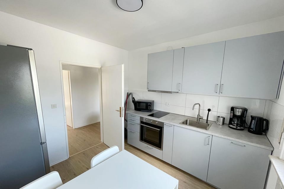 Kitchen or kitchenette, minibar, stove