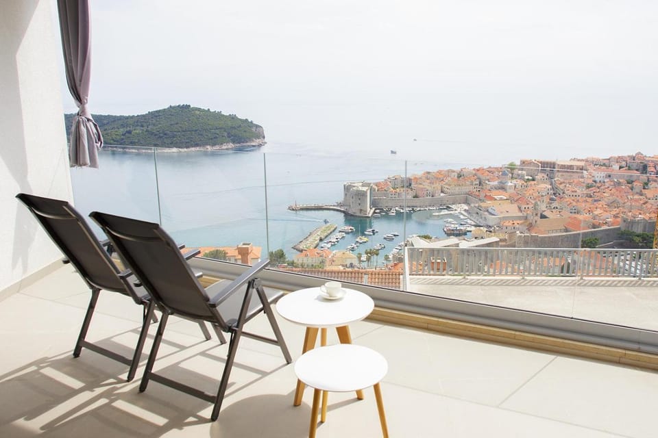 View (from property/room), Balcony/Terrace, City view, Sea view