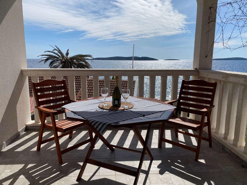APARTMENTS VIS BY THE SEA Apartment in Vis