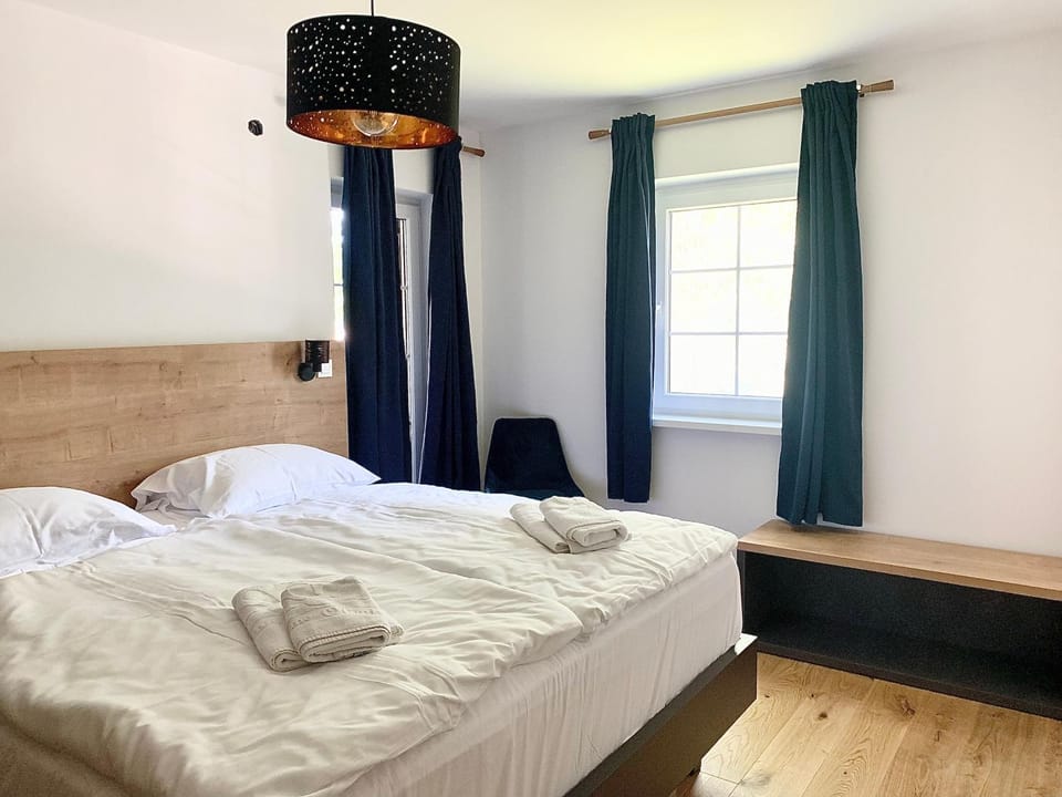 Bed, Bedroom, towels
