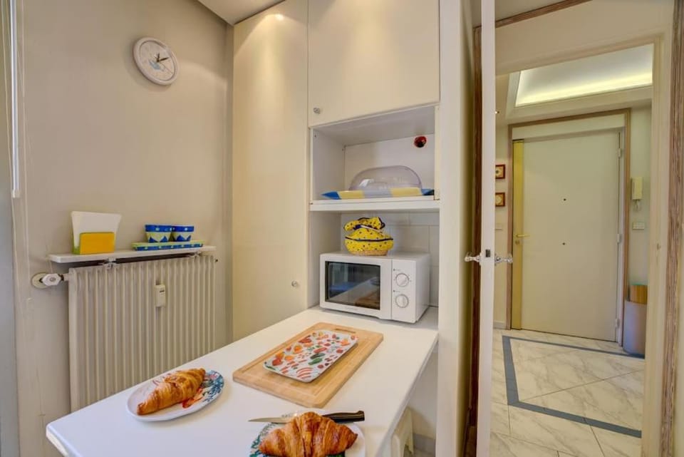 Kitchen or kitchenette, minibar