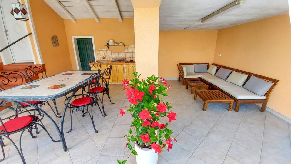 Dining area, kitchen