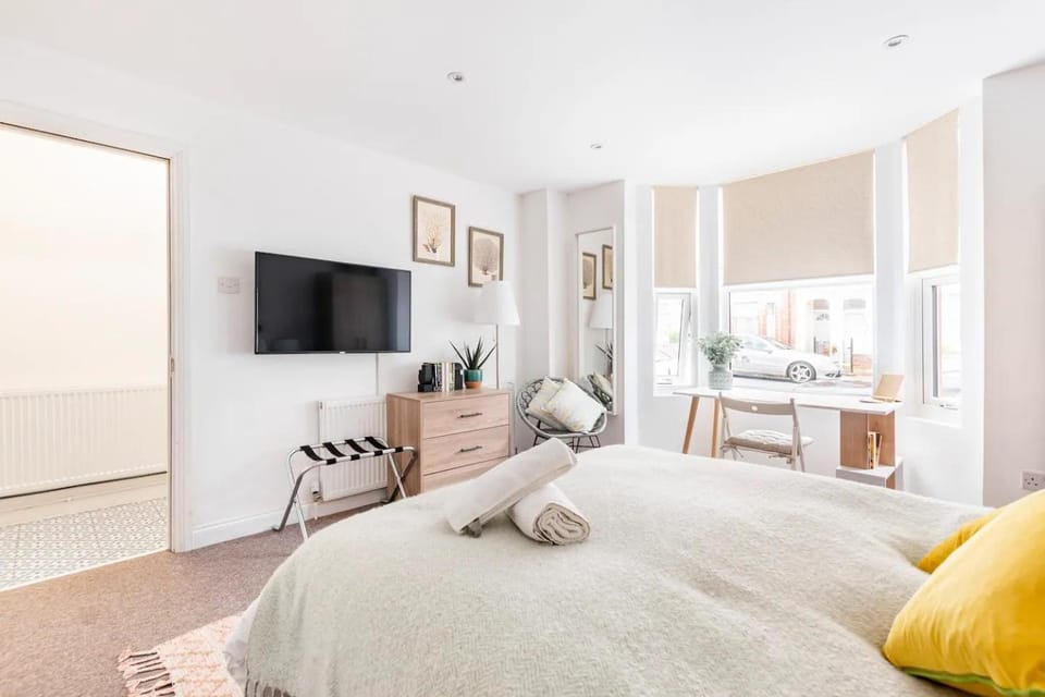 Bed, TV and multimedia, Photo of the whole room, Seating area, Bedroom, towels